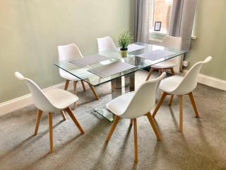 No 7 - Sunderland 3 Bed House with Parking, Sleeps 7, Quiet Location - Sunderland - 6