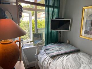 Comfy Cosy Little Room Tv fridge microwave - Upton - 6