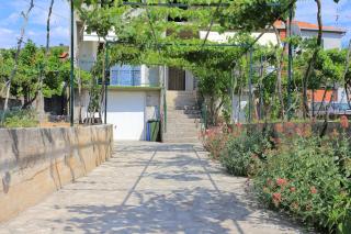 Apartments by the sea Vinisce, Trogir - 19847 - Vinišće - 1