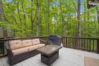 The Gingerbread House: 4 BR chalet, w/ Sunroom/Deck, sleeps 12, modern amenities - McGaheysville - 9