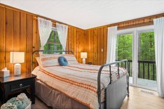 The Gingerbread House: 4 BR chalet, w/ Sunroom/Deck, sleeps 12, modern amenities - McGaheysville - 8