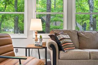 The Gingerbread House: 4 BR chalet, w/ Sunroom/Deck, sleeps 12, modern amenities - McGaheysville - 7