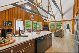 The Gingerbread House: 4 BR chalet, w/ Sunroom/Deck, sleeps 12, modern amenities - McGaheysville - 6