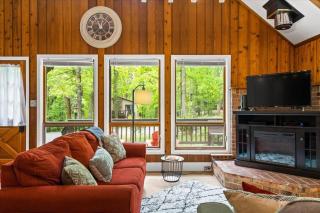 The Gingerbread House: 4 BR chalet, w/ Sunroom/Deck, sleeps 12, modern amenities - McGaheysville - 4