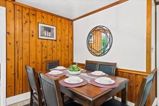 The Gingerbread House: 4 BR chalet, w/ Sunroom/Deck, sleeps 12, modern amenities - McGaheysville - 3