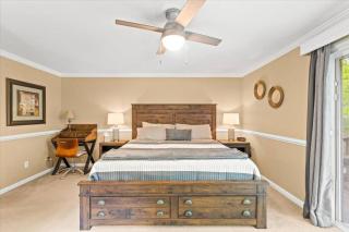 The Gingerbread House: 4 BR chalet, w/ Sunroom/Deck, sleeps 12, modern amenities - McGaheysville - 2
