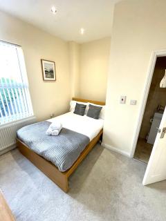 Coventry Large 4 Bath House 4 Bedroom 4 Sleeps 4 Person Suitable for NEC BHX Rugby Solihull Warwick Contractors Ricoh Arena NHS Short & Long Business Stays , Close to City Centre High Speed Wifi - 8