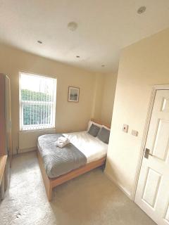 Coventry Large Sleeps 4 Person 4 Bedroom 4 Bath House Suitable for BHX NEC Solihull Rugby Warwick Contractors Ricoh Arena NHS Short & Long Business Stays Free Parking for 2 Vehicles, Close to City Centre High Speed Wifi - Coventry - 2