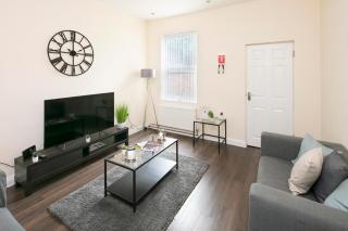 Coventry Large Sleeps 4 Person 4 Bedroom 4 Bath House Suitable for BHX NEC Solihull Rugby Warwick Contractors Ricoh Arena NHS Short & Long Business Stays Free Parking for 2 Vehicles, Close to City Centre High Speed Wifi - 1