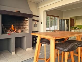 'Die Braaihuis'- sleeps 6, Large Veranda, Sea Views, Central and Fabulous! - 3