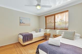 Pet Friendly 5 BR Family Home w Pool at Caloundra - Caloundra West - 1