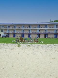 Days Inn & Suites by Wyndham St. Ignace Lakefront - Saint Ignace - 1
