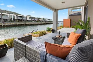 The Cove - Luxury Waterfront Accommodation - Safety Beach - 9