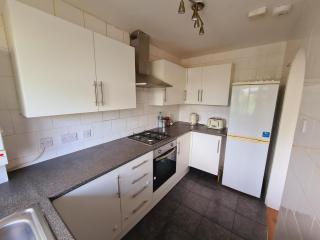 ILFORD EAST LONDON BALCONY FLAT 2bed 2bath next to Newbury Park tube stop with on-street parking, ideal for tourists! - Ilford - 3