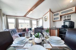 Dog Friendly Lovely Caravan by Beach Prestatyn N Wales 6 Berth Read full Host details before booking Mon in to Fri out Fri in to Mon out Mon to Mon Fri to Fri ONLY - Prestatyn - 5