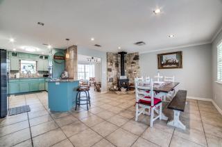 5 BDRM Home on 2 Acres Mins To Wineries Private Heated Pool and Hot Tub - Johnson City - 4