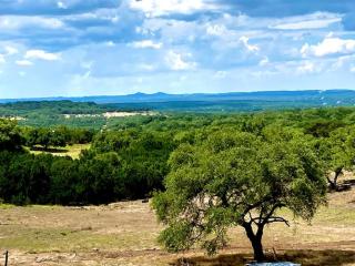 The Roost Farmhaus on 20 acres, hill country view, firepit, swimming hole - Spring Branch - 3
