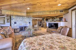 Cozy Studio Indoor Hot Tub and Inground Pool Access - Uncasville - 4