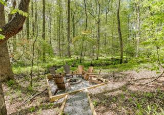 Wooded ViewsNear Helen w Fireplace & Hot Tub - 4