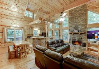 Amazing 4 Bed Family Cabin w Game Room - Cornelia - 0