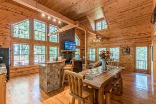 Cozy Creekside Log Cabin w Firepit, Hot Tub, WIFI - Cleveland - 9