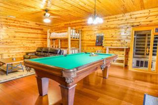 Cozy Creekside Log Cabin w Firepit, Hot Tub, WIFI - Cleveland - 4