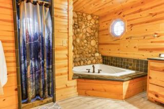 Cozy Creekside Log Cabin w Firepit, Hot Tub, WIFI - Cleveland - 3