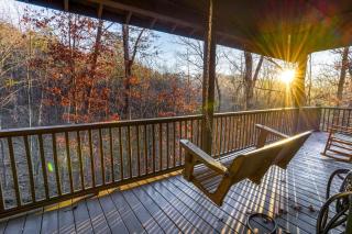 Cozy Creekside Log Cabin w Firepit, Hot Tub, WIFI - Cleveland - 5