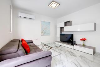 Cosy Apartment steps to St George's Bay - 0
