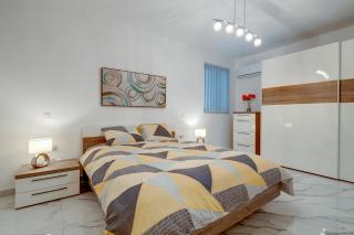 Cosy Apartment steps to St George's Bay - 6