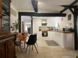 The Nook- A Rustic Cottage in a Beautiful Village. - 6