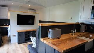 Little Acorn - Luxury shepherd's hut / lodge with private hot tub and garden - 6