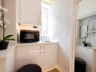 Chic Apartment, Steps away from King's Rd Chelsea - Pass the Keys - 2