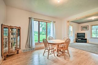 Remodeled Cecil Farmhouse, Near Shawano Lake! - - 2