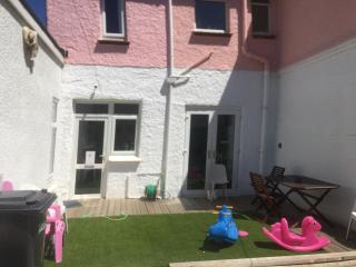 BARBIE HOUSE ,OPPOSITE The BEACH & PAIGNTON PIER , 2 Bedroom APARTMENT with Private Car space & Garden , Free Access next Door to the Stunning BALLET & MAKE UP SCHOOL & a Beautiful LADYS BEAUTY SALON - Paignton - 3