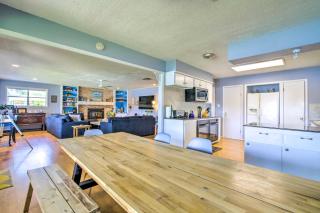 Vibrant Kingsland Retreat with Waterfront Views - Kingsland - 1