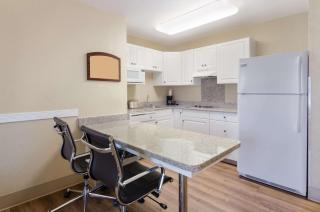 MainStay Suites Airport - Roanoke - 3