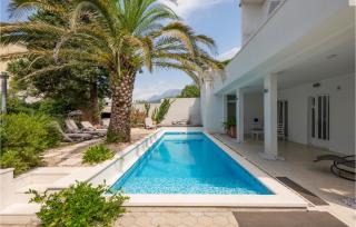 Nice Apartment In Makarska - 9