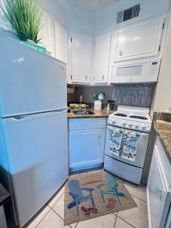 Sun Splashed Condo! Steps to Beach and 2 Pools Galveston Island - Galveston - 1