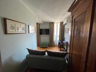 Appartement mignon calme douillet ascenseur clim étage élevé proche parking et toutes commodités au coeur du Toulon historique - 2