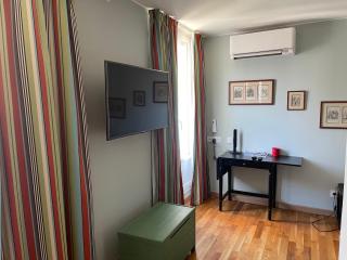 Appartement mignon calme douillet ascenseur clim étage élevé proche parking et toutes commodités au coeur du Toulon historique - 1