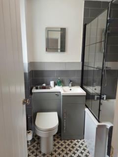 1 Bedroom House with Garden and off road private parking - 3