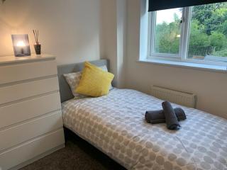 Spacious and central 4-bedroom house with parking - 5