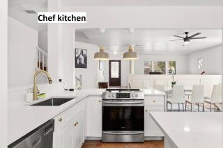5 Bedrooms with Chefs Kitchen 2 Masters Room and Game Lounge - San Antonio - 0