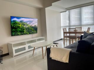 Bright 2-bedroom condo with pool in BGC Uptown - Manila - 6