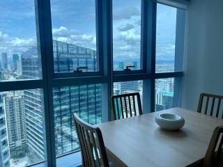 Bright 2-bedroom condo with pool in BGC Uptown - Manila - 8