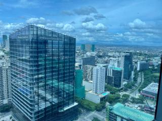 Bright 2-bedroom condo with pool in BGC Uptown - Manila - 3