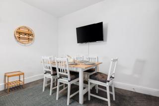 Modern Tree View House- TV in every Bedroom! - Morriston - 2
