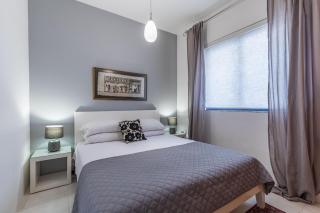 Stunning - Seafront 3-Bedroom 6th Floor - Sliema - 4