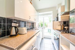 Spacious Shepherds Bush Apartment With Garden - London - 8